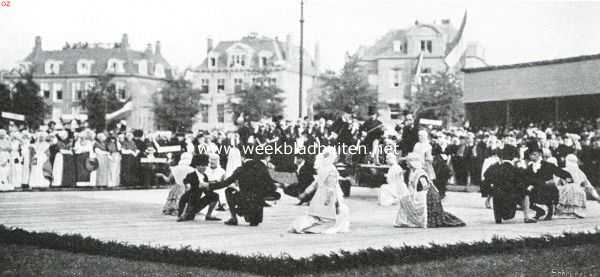 Noord-Holland, 1913, Amsterdam, Het feest in nationale kleederdrachten te Amsterdam. De oud-Friesche rei-dans, de 