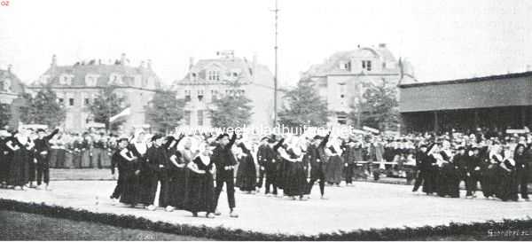 Het feest in nationale kleederdrachten te Amsterdam. De Zeeuwsche boerendans, uitgevoerd door veertig kinderen uit Middelburg, onder leiding van de heeren J. Morks en C.J. Mazure 1