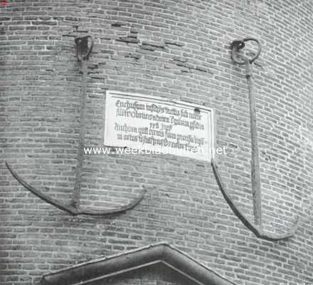 Noord-Holland, 1913, Enkhuizen, De oude scheepsankers uit 1537, opgehangen tegen den rondeelmuur van de Zuiderpoort of Dromedaris te Enkhuizen