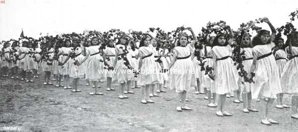 Noord-Brabant, 1913, Eindhoven, De onafhankelijkheidsfeesten, door de directie der N.V. Philips' Metaal-Gloeilampen-Fabriek te Eindhoven aan de kinderen van haar personeel aangeboden. Rythmische oefeningen, uitgevoerd door 72 kinderen, op de maat van Nederlandsche Volksliederen