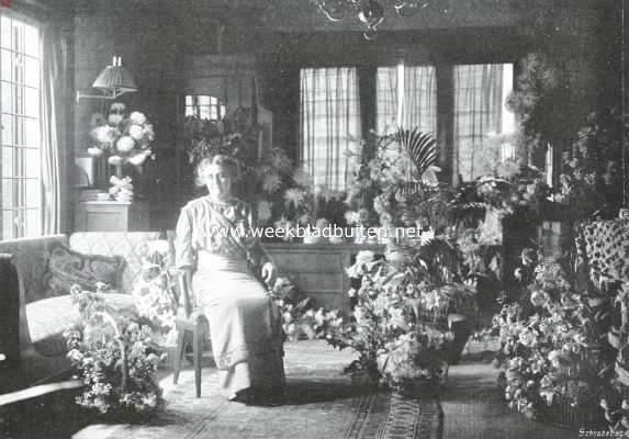 Noord-Holland, 1913, Hilversum, Mevrouw A. Noordewier-Reddingius te midden van de haar op 11 September gebrachte bloemenhulde in haar woning te Hilversum