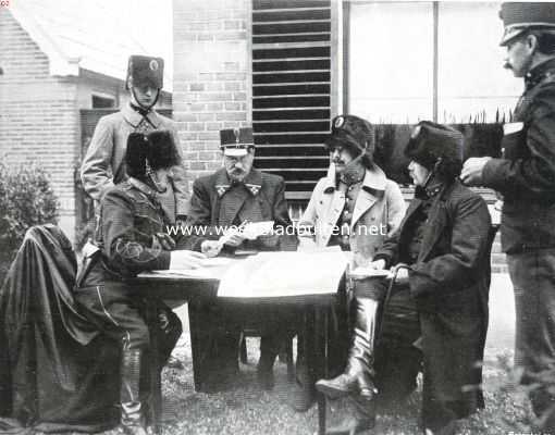 Nederland, 1913, Onbekend, De legermanoeuvres in het oosten van ons land. Generaal Buhlman met zijn staf kaarten bestuderende
