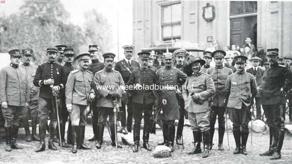 Nederland, 1913, Onbekend, De buitenlandsche officieren, die de legermanoeuvres bijwoonden, te midden van hunne Nederlandsche collega's