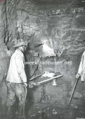 Limburg, 1913, Onbekend, Tusschen het zwarte goud. Het boren van ongeveer 1 M. diepe gaten, waarin straks dynamiet wordt gebracht, om het rotsgesteente, dat den doortocht tot de kolenlagen belet, te verbrijzelen