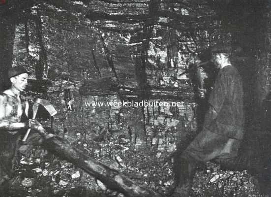 Limburg, 1913, Onbekend, Tusschen het zwarte goud. Kolenhouwers aan den arbeid