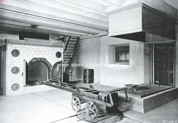 Noord-Holland, 1913, Velsen, Het crematorium te Velsen. De ovenkamer van het crematorium. Links: de geopende oven; rechts: de (geheel gedaalde) lift, welke de kist van de uit de treurhal naar beneden doet dalen. In het midden het wagentje dat de kist van de lift in den oven transporteert