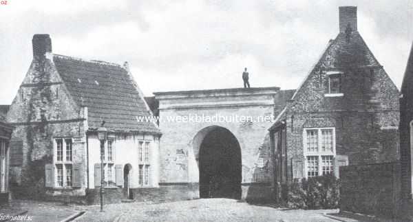 Groningen, 1913, Groningen, Sloopend herboren-Nederland. De voormalige Boteringe-poort te Groningen met de wachthuisjes