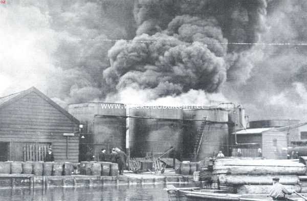 De brand der tanks op het terrein der fabriek van teerproducten van den firma Spalteholz aan de Kostverlorenvaart te Amsterdam