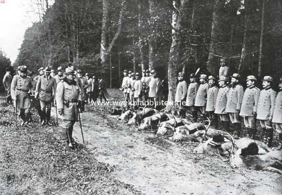 Duitsland, 1913, Ghrde, Keizerlijke hofjacht te Ghrde op 30 October l.l. De Duitsche keizer bezichtigt met zijn gast, de Oostenrijksche troonopvolger Frans Ferdinand (links vooraan) den buit