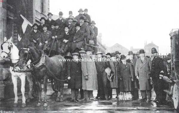 Engeland, 1913, Hull, Hollanders te Hull ter gelegenheid van den voetbalwedstrijd Holland-Engeland. Op den wagen het Hollandsche elftal