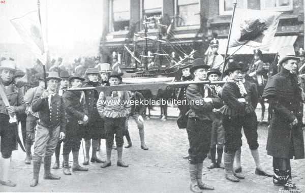 Zuid-Holland, 1913, Rotterdam, De onafhankelijkheidsfeesten te Rotterdam op 17 Nov. l.l. De werklieden der Rijkswerf in den optocht, met zich voerende een scheepje, als zinnebeeld van wat Rotterdam tot bloei bracht
