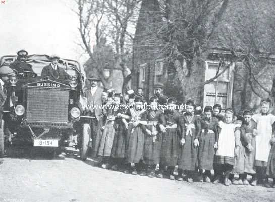 Overijssel, 1913, Staphorst, Staphorster boerinnetjes, te hoop geloopen bij de verschijning van een vracht-auto in hun dorp