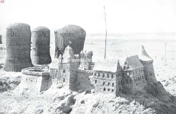 Reproductie in zand van het slot Bentheim, gebouwd op het strand voor Bergen aan Zee bij het in den afgeloopen zomer daar gehouden strandfeest. Den jeugdigen bouwmeester werd hiervoor een uitzonderingsprijs toegekend