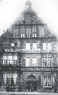 Het Rattenvanger-huis te Hameln. De rijk versierde Duitsche-Renaissance-gevel liep gevaar, door verkoop in sloopershanden te vallen, welk gevaar gelukkig is afgewend