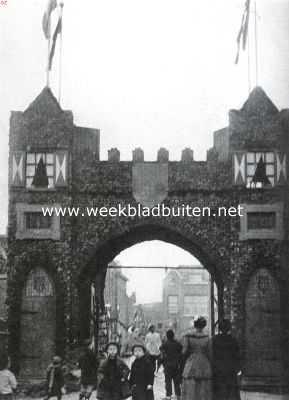 Zuid-Holland, 1913, Scheveningen, De onafhankelijkheidsfeesten te Scheveningen. Rechts de truf-eerepoort waarvoor 30 000 turven zijn gekocht, welke, gedeeltelijk voor de poort gebruikt, na afloop der feesten verdeeld zijn onder de armen