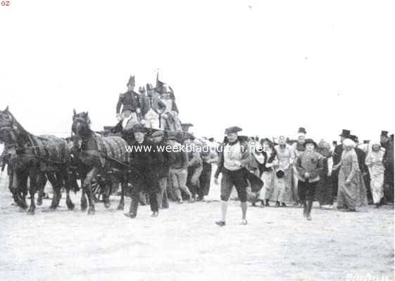Zuid-Holland, 1913, Scheveningen, De onafhankelijkheidsfeesten te Scheveningen. De Prins van Oranje rijdt langs het strand, feestelijk ingehaald door een jubelende menigte