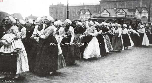 De onafhankelijkheidsfeesten te Scheveningen. Scheveningsche meisjes, in het costuum van 1813, volgen het rijtuig van den Prins van Oranje