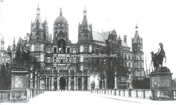 Duitsland, 1914, Schwerin, Het front van het hertogelijk slot te Schwerin vr den brand van 16 December l.l., die een groot gedeelte ervan  in de asch heeft gelegd