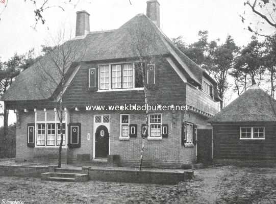 Landhuis te Blaricum, evenals het monsterhuis hierboven voor een matige som gebouwd, en toch in harmonie met de omgeving. Ontworpen door Theo Rueter