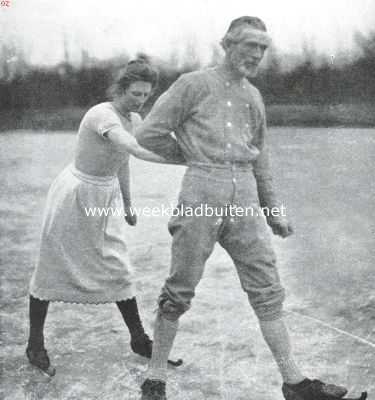 Friesland, 1914, Leeuwarden, De hardrijderij op schaatsen van mannen en vrouwen te Leeuwarden. De kleeding waarin de Friesche feinten en fammen hardrijden