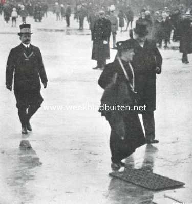 De hardrijderij op schaatsen van mannen en vrouwen te Leeuwarden. H.M. de Koningin maakt een wandeling over de ijsbaan