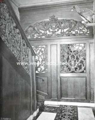Zuid-Holland, 1914, Leiden, Gebeeldhouwde deur (achterzijde) en trapleuning in een huis te Leiden