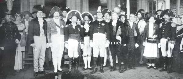 Indonesi, 1914, Banda Aceh, Hoe Groot-Atjeh de onafhankelijkheidsfeesten vierde. Groep van gekostumeerden. In het midden (iets naar rechts) Willem Frederik, prins van Oranje (de heer A. Kooij)
