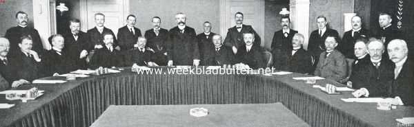 Noord-Holland, 1914, Zaandam, De installatie van Zaandam's sociaal-democratische burgervader, den heer K. ter Laan. In het midden van links naar rechts: Van der Laan (wethouder), Donia (wethouder en loco-burgemeester), Ter Laan (staande), Kamphuys en Duys (wethouder)
