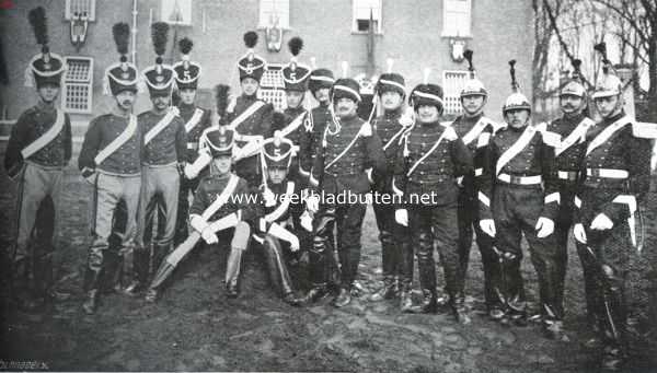 Het honderd-jarig bestaan van het derde regiment huzaren. Groep wachtmeesters van het regiment, gekleed in de huzaren-uniformen (der chevaux-lgers, van het 5de, van het latere 3de dragonders en van de tegenwoordige huzaren) van 1814-1914