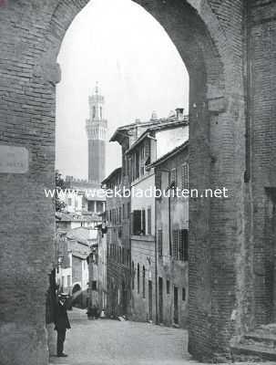Itali, 1914, Siena, Een straat te Siena met den toren del Mangia op den achtergrond