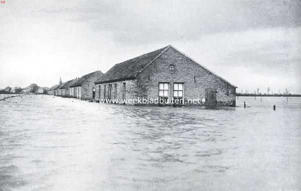 Gelderland, 1914, Spijck, Huizen in het water te Spijck bij Lobith. En de vloed der wateren was op de aarde .