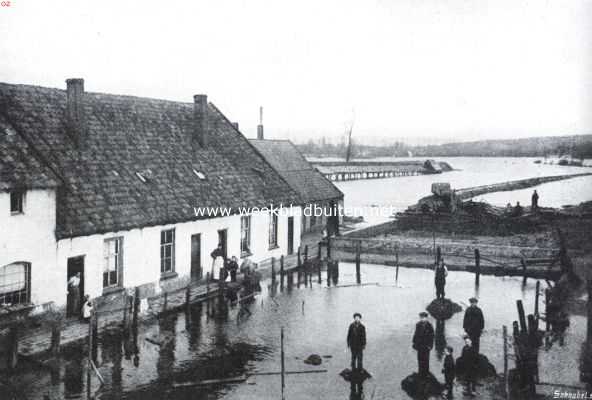 Gelderland, 1914, Spijck, Huizen bij het overstroomd land te Spijck. En de wateren vermeerderden zeer op de aarde .
