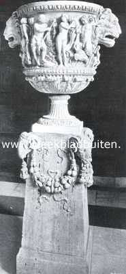 Gelderland, 1914, Doetinchem, De Slangenburg. De Italiaansche marmeren vaas in de hal
