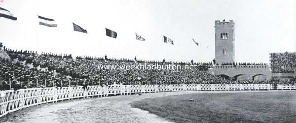 Noord-Holland, 1914, Amsterdam, De voetbalwedstrijd Holland-Duitschland op 5 April l.l. in het nieuwe stadion te Amsterdam. De menschenmenigte op de open tribunes