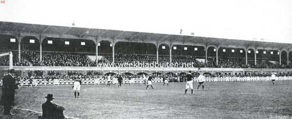 Noord-Holland, 1914, Amsterdam, De voetbalwedstrijd Holland-Duitschland in het nieuwe stadion. Gezicht op de overdekte tribunes