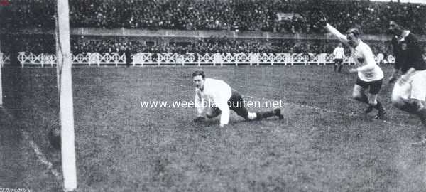 Noord-Holland, 1914, Amsterdam, De voetbalwedstrijd Holland-Duitschland in het nieuwe stadion. Een spannend oogenblik. Jger schiet den bal tegen den vallenden Gbel en kalm rolt het leder over den doellijn. Duitschland leidt met 2-1