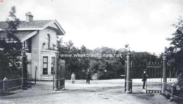 De halve eeuw van het Vondelpark. Het oorspronkelijk hek aan den ingang Buitensingel (thans Stadhouderskade) omstreeks 1870