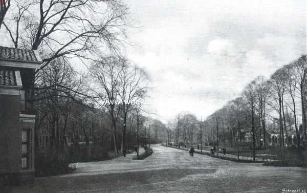 De halve eeuw van het Vondelpark. De het vorig jaar verbreede laan tusschen Stadhouderskade en van Baerlestraat, van de Stadhouderskade af gezien. Het huisje links alleen is steeds hetzelfde gebleven