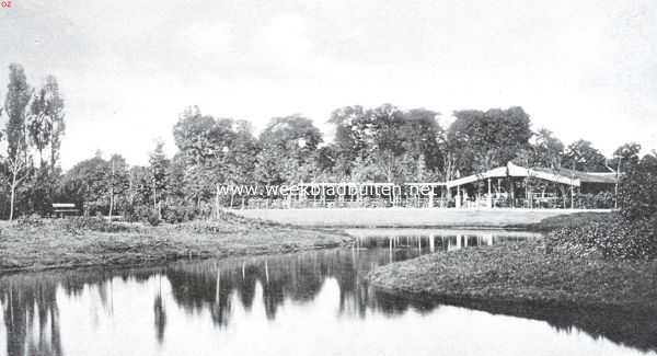 De halve eeuw van het Vondelpark. Voormalig houten paviljoen (eenigszins westelijker dan het tegenwoordige gelegen), omstreeks 1870. Het tegenwoordige paviljoen is in 1879 gebouwd, in 1881 voltooid en bij ieder bekend