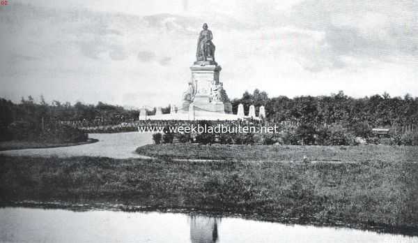 De halve eeuw van het Vondelpark. Vondel's gedenkbeeld, kort na de onthulling in 1867, hoog boven zijn omgeving uitstekend
