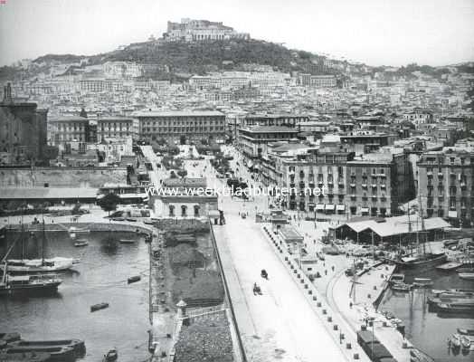 Itali, 1914, Napels, Napels, stad van schoonheid en hartstocht. Gezicht op Napels van zee gezien met de hoogte van San Martino
