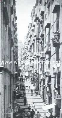 Itali, 1914, Napels, Napels, stad van schoonheid en hartstocht. Straat in een Napelsche volksbuurt