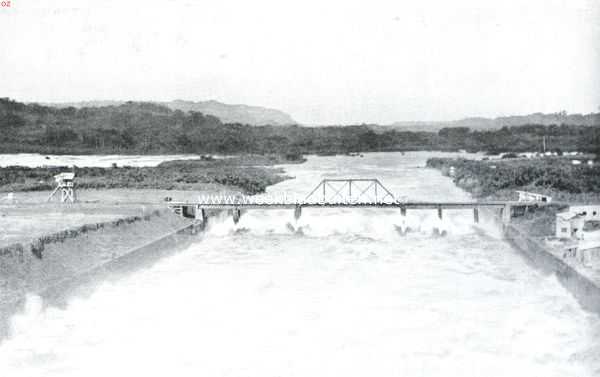 Panama, 1914, Gatn, De afsluitdijk in het Panama-kanaal bij Gatoen. Het water door den geopenden afsluitdijk in de oude bedding der Chagrs-rivier stroomend