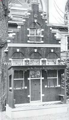 Zuid-Holland, 1914, Amsterdam, Oud-Hollandsch geveltje, hoog 2,75 M. breed 1,47 M. In den tuin van een huis aan de Keizersgracht te Amsterdam. Dit grappige miniatuur-huisje is drie dakpannen diep, wat mogelijk maakt, achter de ramen, die in den zomertijd geopend zijn, bloempotten te plaatsen. Wij durven niet met zekerheid zeggen, dat het werkelijk in 1683 daar is neergezet. Zeker is, dat dit reeds lang geleden is geschied