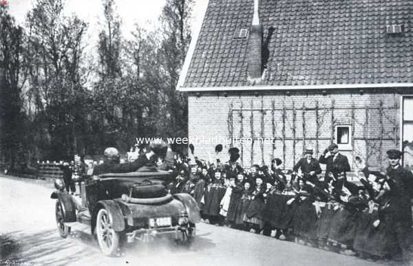 Overijssel, 1914, Staphorst, Een aardig oogenblik tijdens den betrouwbaarheidrit door Nederland. Jong Staphorst de deelnemers toejuichend