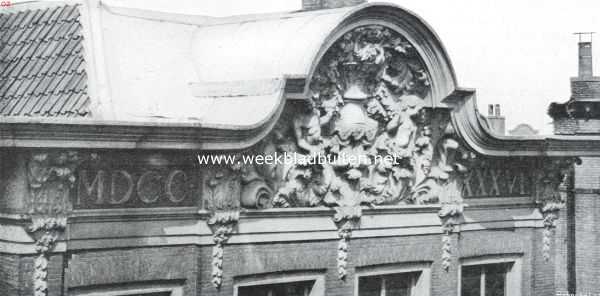 Zuid-Holland, 1914, Dordrecht, Sloopend herboren Nederland VI. De kleinere steden en het platteland van Zuid-Holland. Kroonlijst van het huis Wijnstraat 95 te Dordrecht, dat in 1907 werd gesloopt. Naar een foto van het Rijksbureau voor monumenten, te 's-Gravenhage