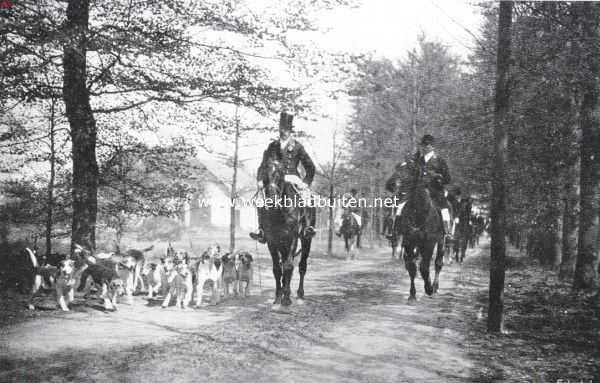 Jachtrit, gehouden door de Haagsche Jachtvereeniging op Donderdag 30 April l.l. Baron van Pallandt met de honden bij het afgaan der jacht
