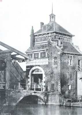 Zuid-Holland, 1914, Dordrecht, Sloopend herboren Nederland VI. De kleinere steden en het platteland van Zuid-Holland. (Vervolg). De Spuipoort te Dordrecht, gesloopt in 1870. Naar een foto in het gemeente-archief aldaar