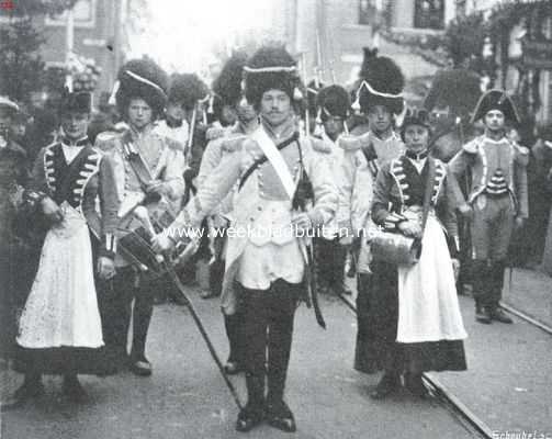 De Onafhankelijkheidsfeesten te Naarden. De Blauwe Grenadiers met de marketensters in den optocht