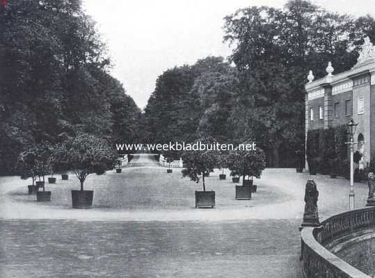 Gelderland, 1914, Velp, Het kasteel Biljoen. Gezicht uit het kasteel op het voorplein en de oprijlaan